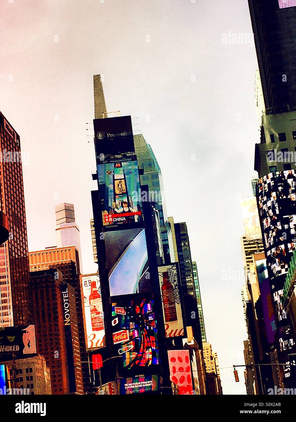 Grattacieli in time square sono coperti di tabelloni elettronici - Immagine stock catturata con smartphone