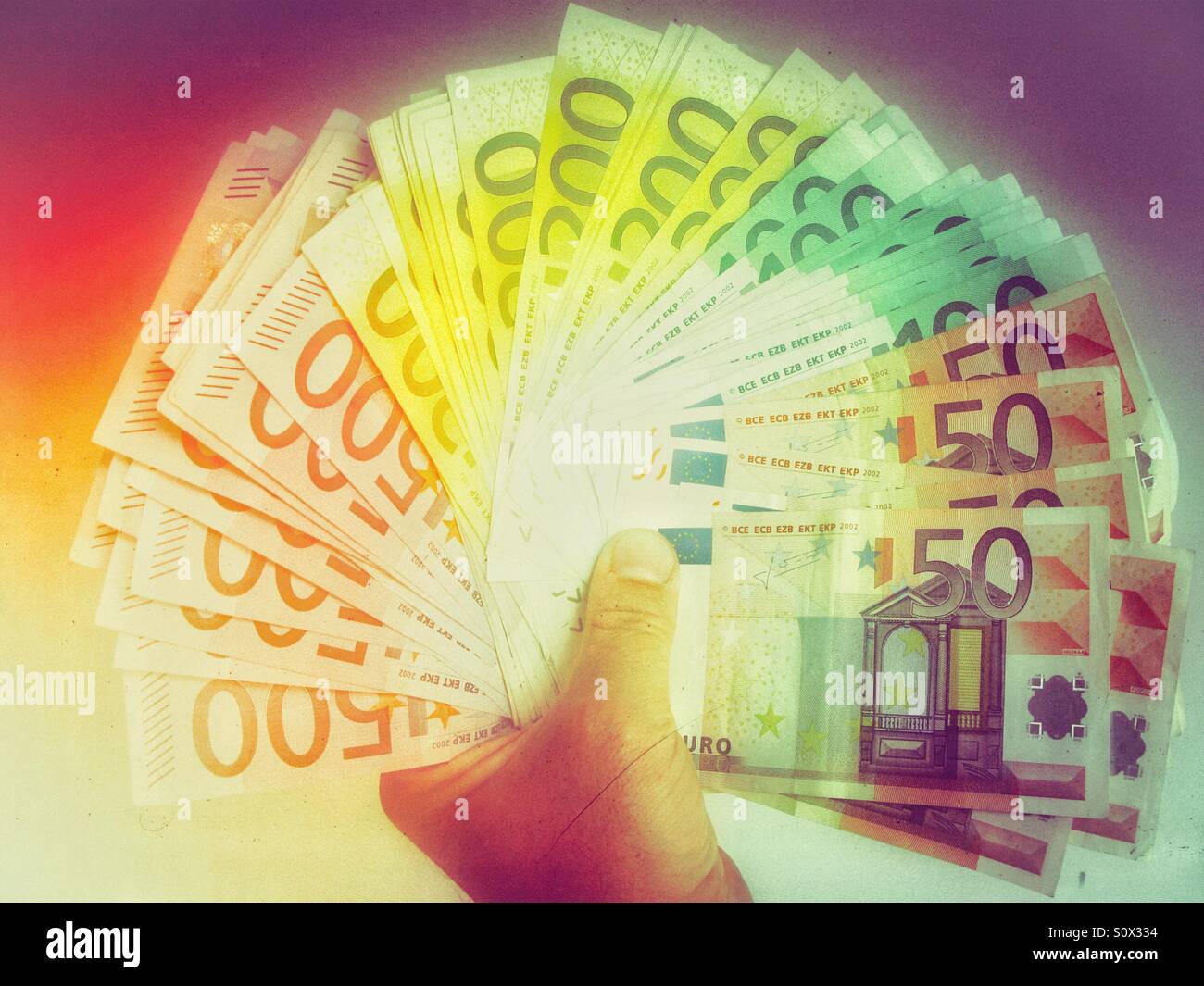 Un sacco di fatture in euro - Immagine stock catturata con smartphone