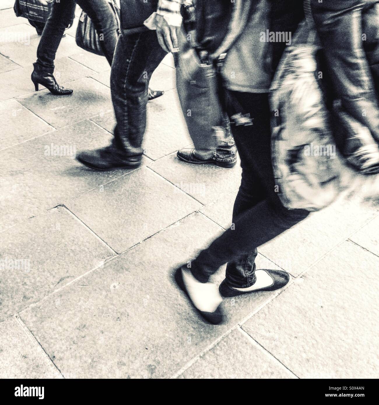 Sfocatura di movimento delle persone che camminano da Foto Stock