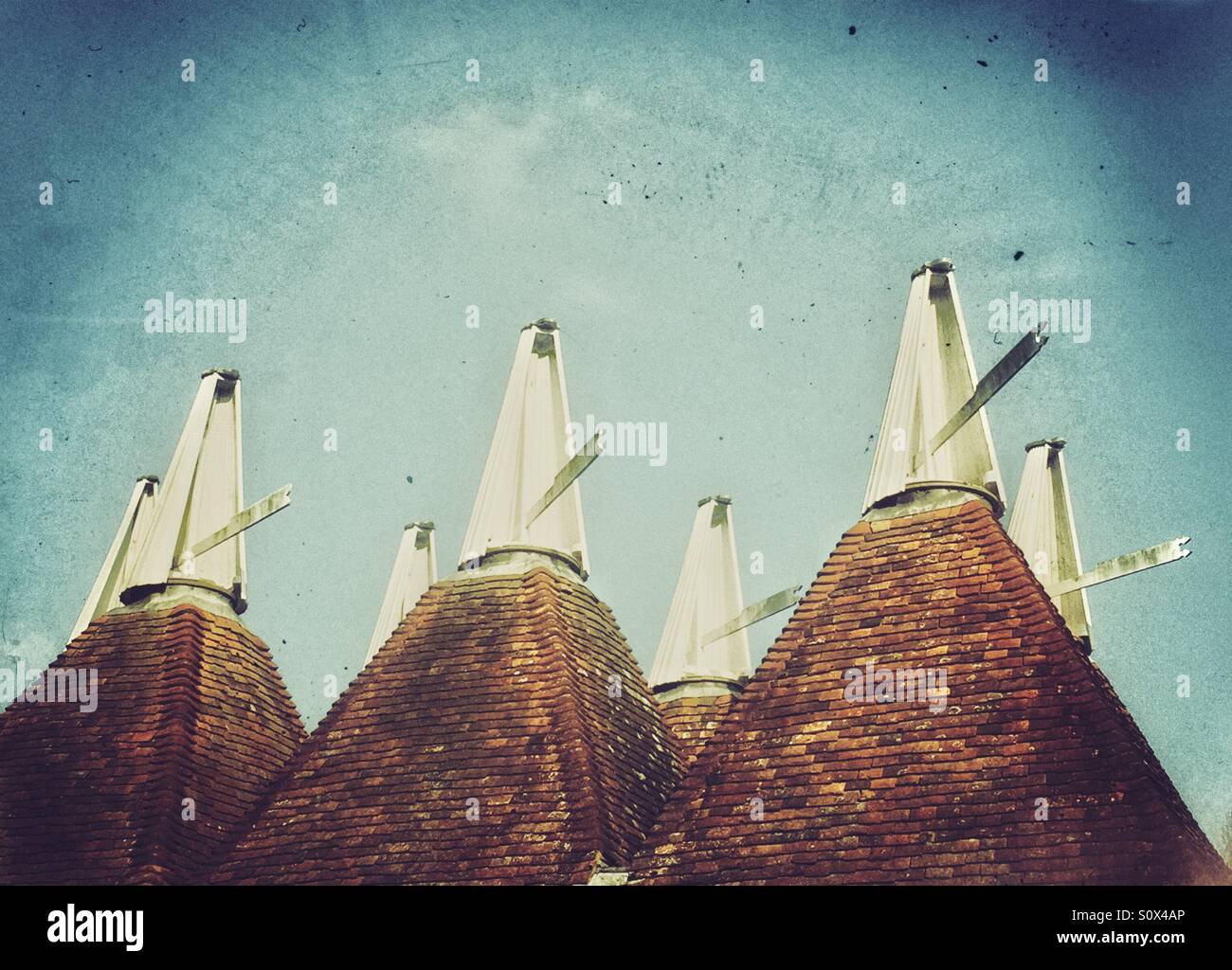 Oast house tetti in Kent, Regno Unito - Immagine stock catturata con smartphone