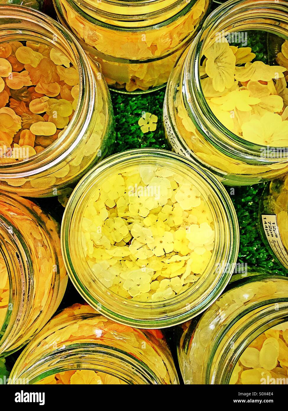 Vasi di vetro di colore giallo perle di plastica - Immagine stock catturata con smartphone