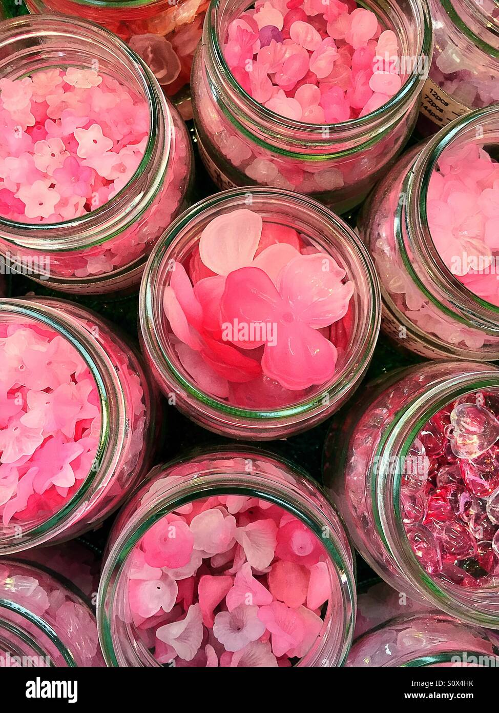 Vasi di vetro di colore rosa perle di plastica - Immagine stock catturata con smartphone