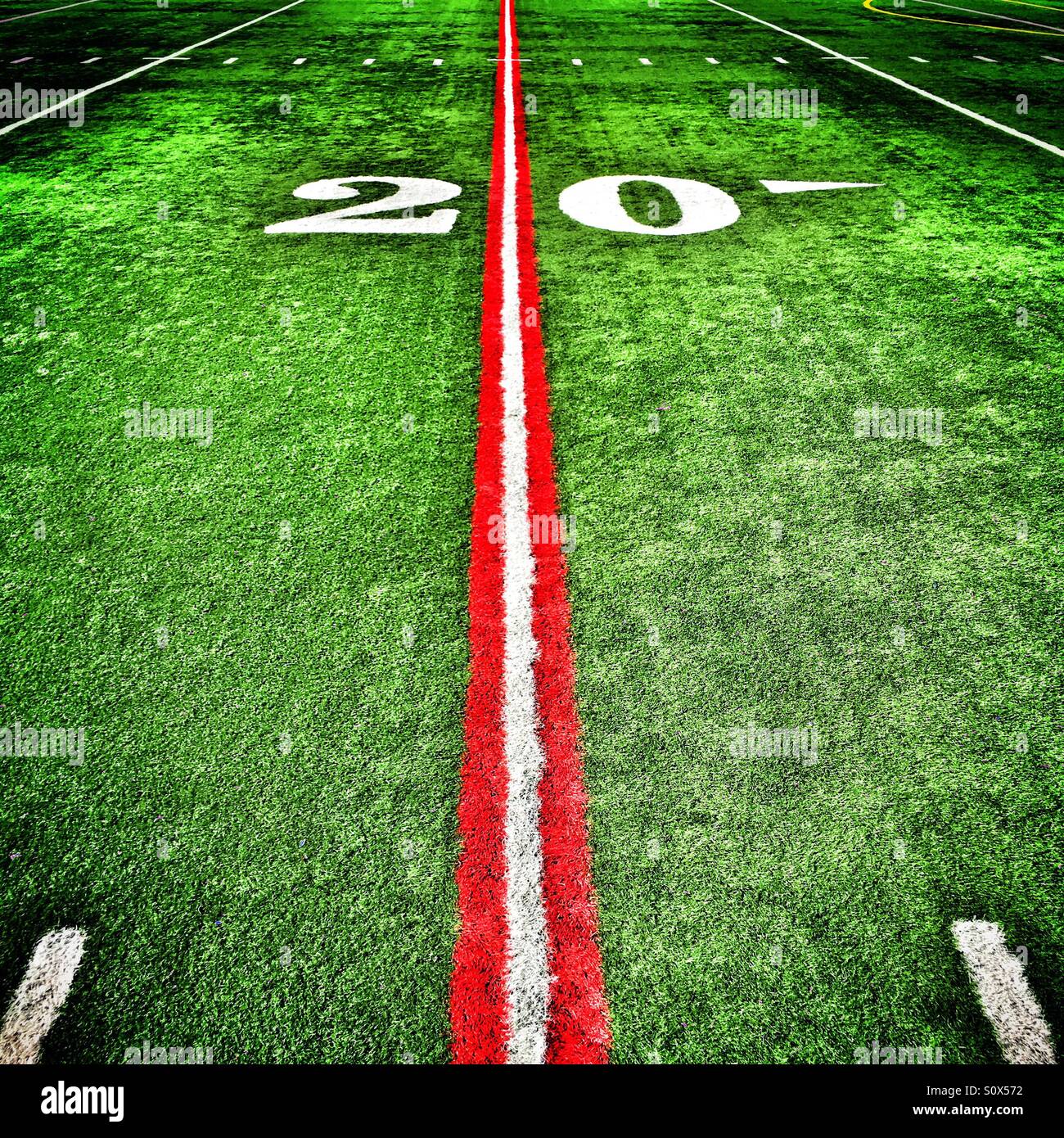Venti linea cantiere dipinte di rosso su un americano di campo di calcio Foto Stock