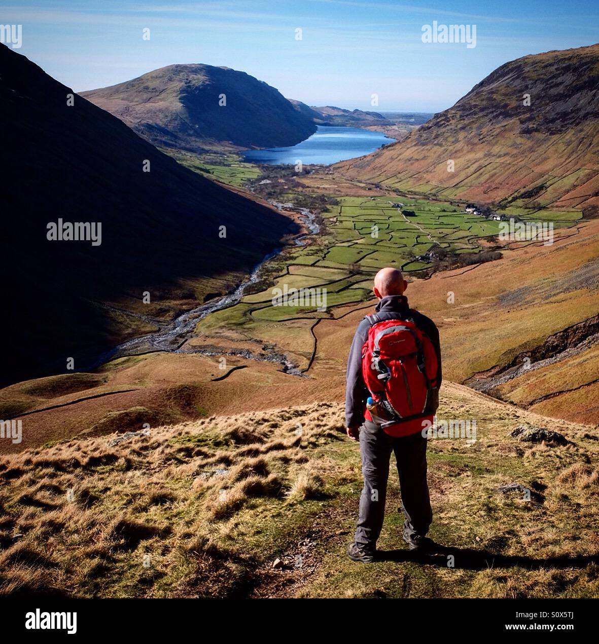 Hill Walker guardando fuori per Wastwater e testa Wasdale, nel distretto del lago, Cumbria, Inghilterra - Immagine stock catturata con smartphone