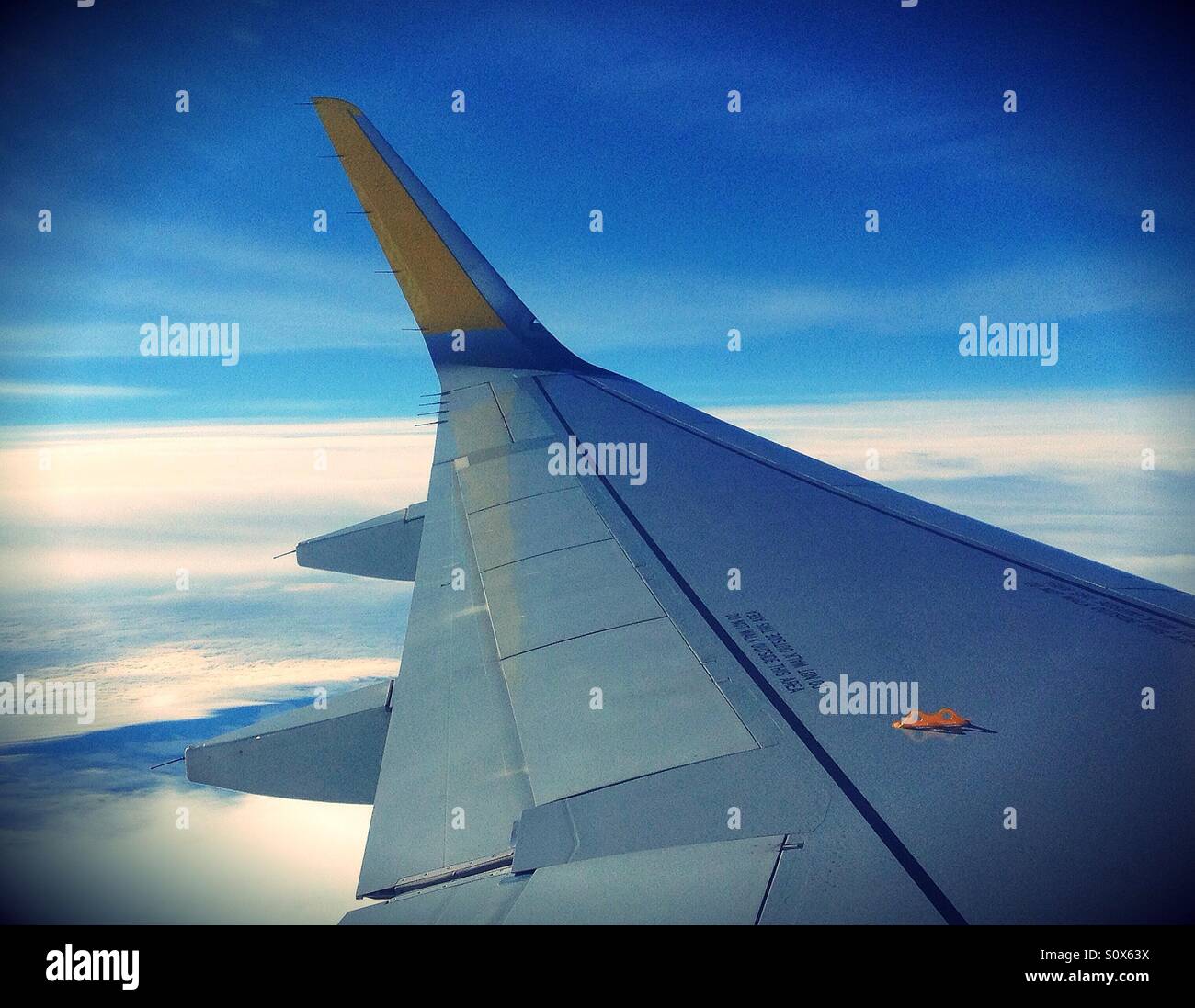 Vista di aeroplano sopra le nuvole dalla finestra Foto Stock