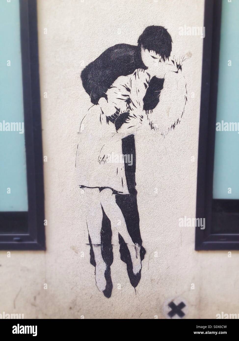 Graffiti di un paio di baciare - Immagine stock catturata con smartphone