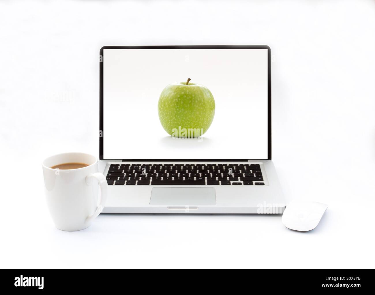Un computer portatile su una scrivania con una tazza di caffè e un mouse. Un concetto di screen saver Apple su sfondo bianco. Foto Stock