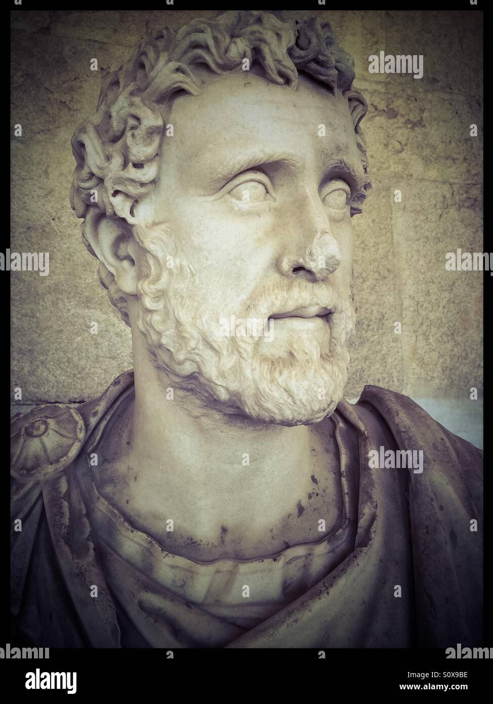 Busto di imperatore romano Antonino Pio. Antica Agora Atene Grecia - Immagine stock catturata con smartphone
