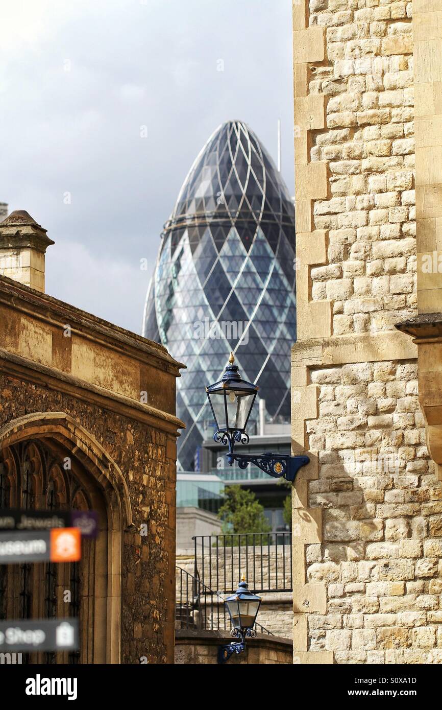 Il vetro frontale Gerkhin nella città di Londra con i vecchi edifici in pietra in primo piano. Architettura contemporanea e gli edifici di vecchia costruzione accanto all'altra. Foto Stock