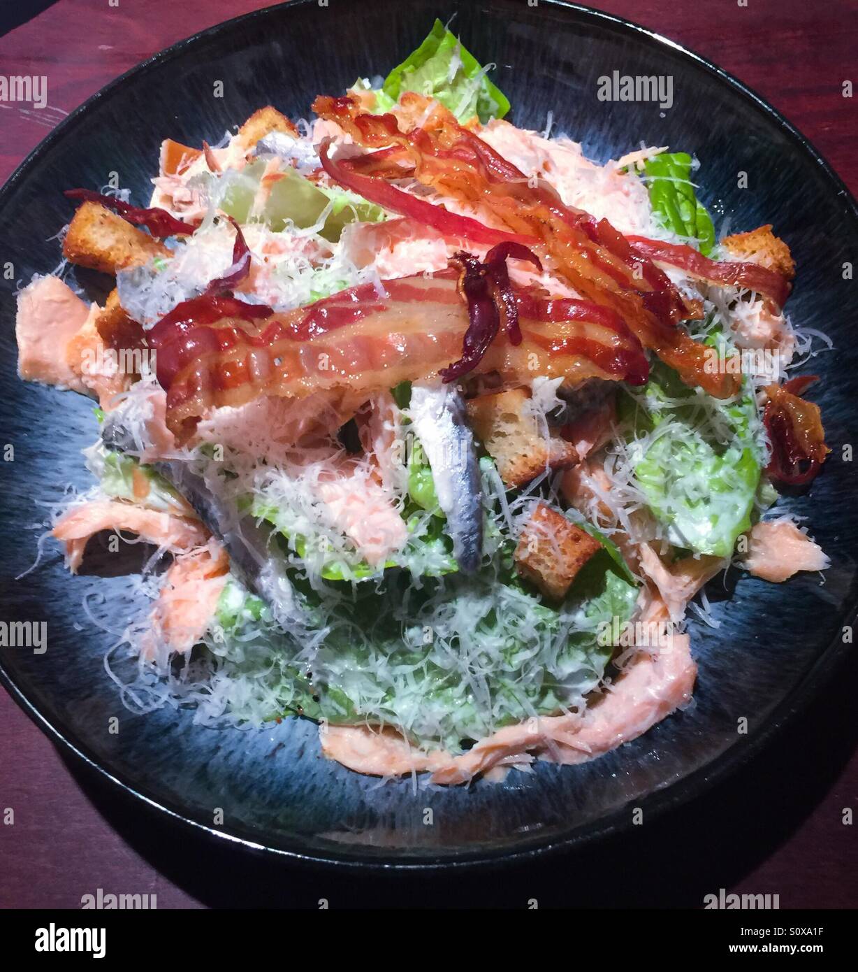 Salmone, acciuga e pancetta insalata Caesar Foto Stock