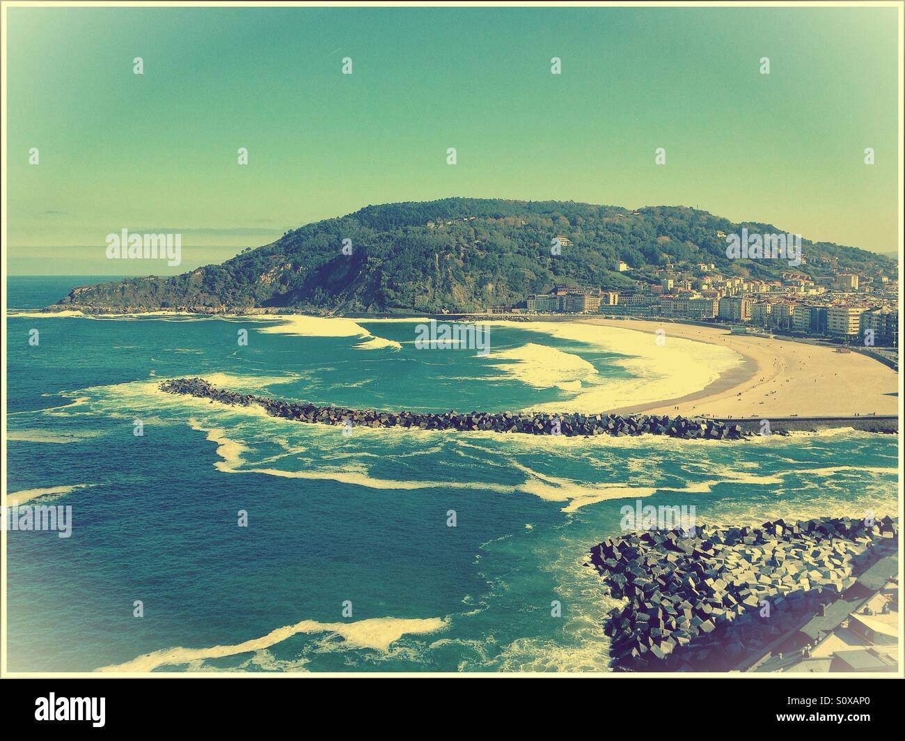 Vista della Zurriola beach in San Sebastian, Spagna Foto Stock