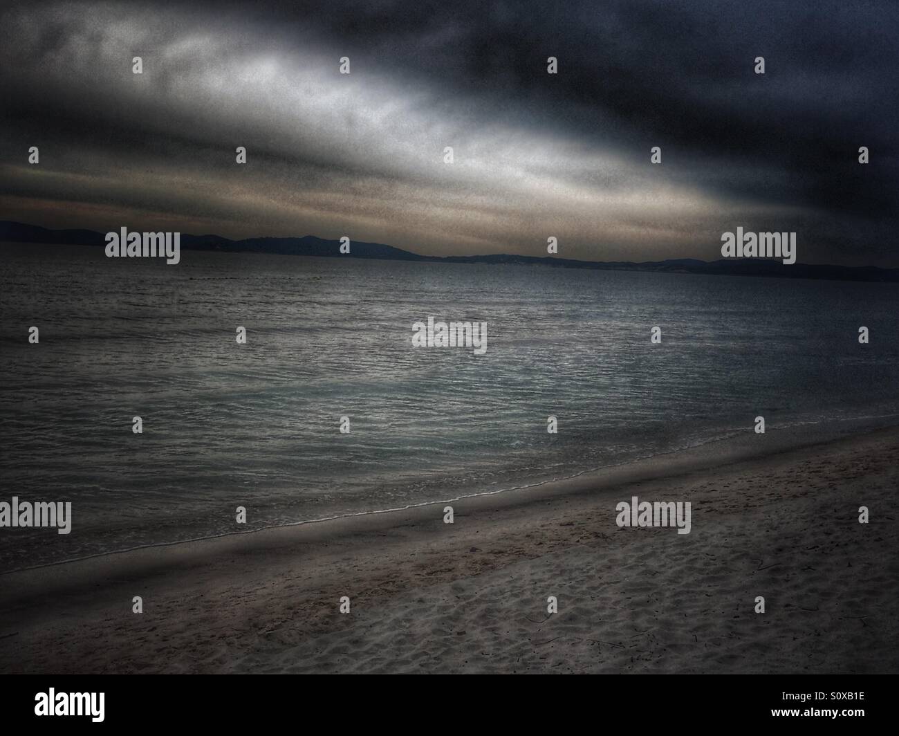 Cielo drammatico e spiaggia , Hyeres Var, Francia Foto Stock