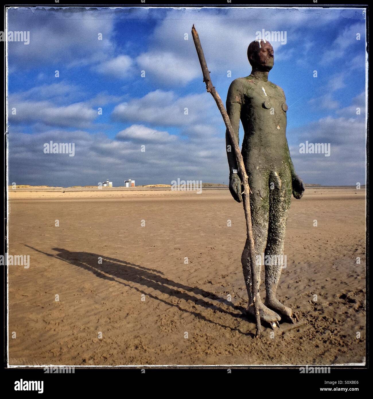 Antony Gormley statua su Crosby Beach, Liverpool, Regno Unito. - Immagine stock catturata con smartphone