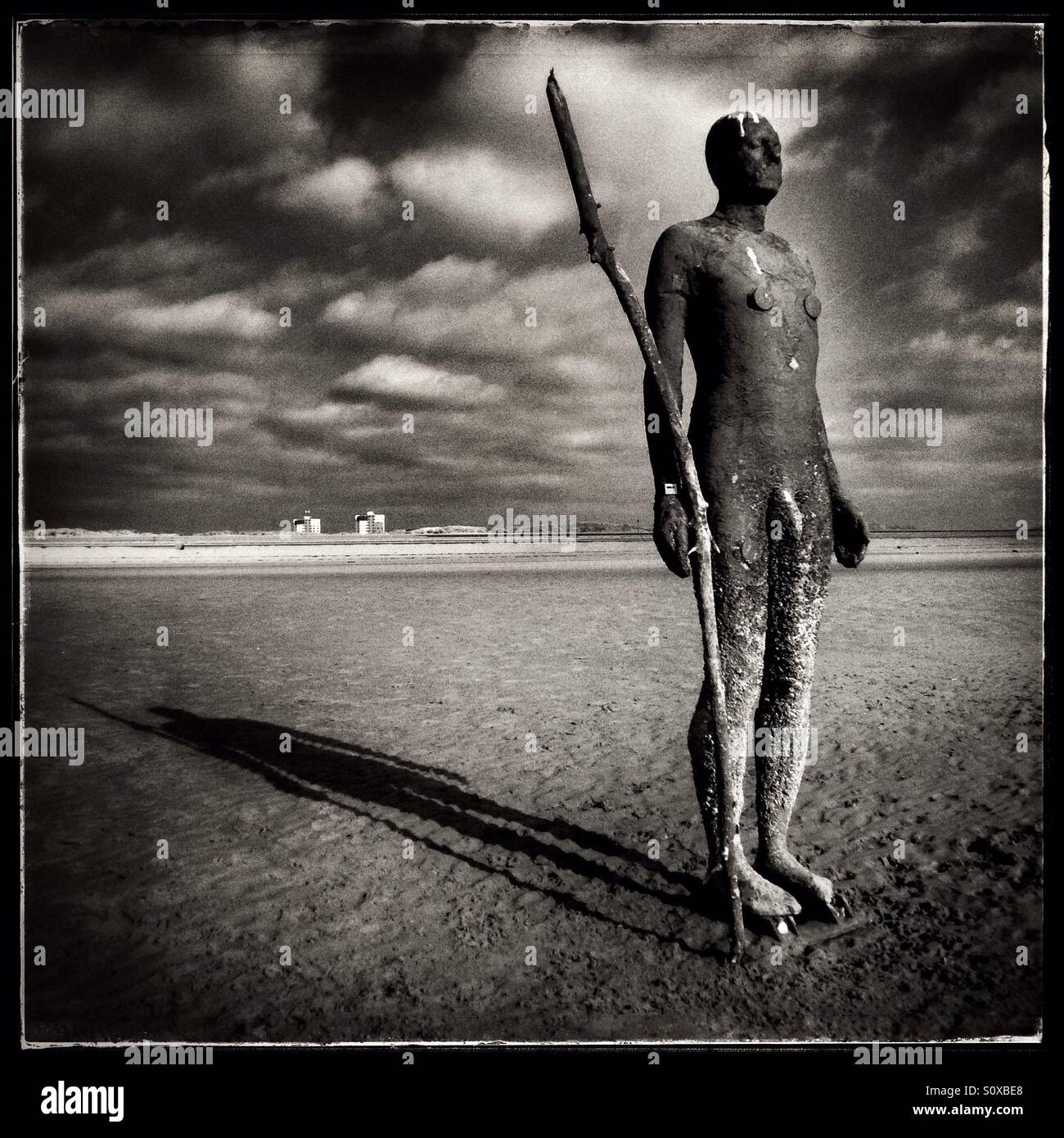 Antony Gormley statua su Crosby Beach, Liverpool, Regno Unito. - Immagine stock catturata con smartphone