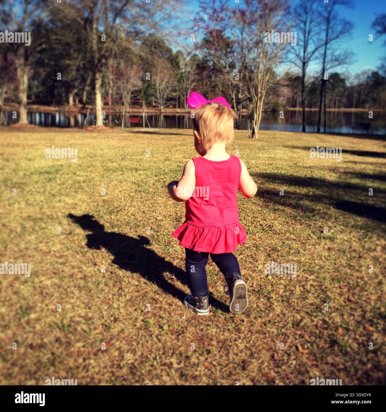 Bambina fuori a caccia di ombra Foto Stock