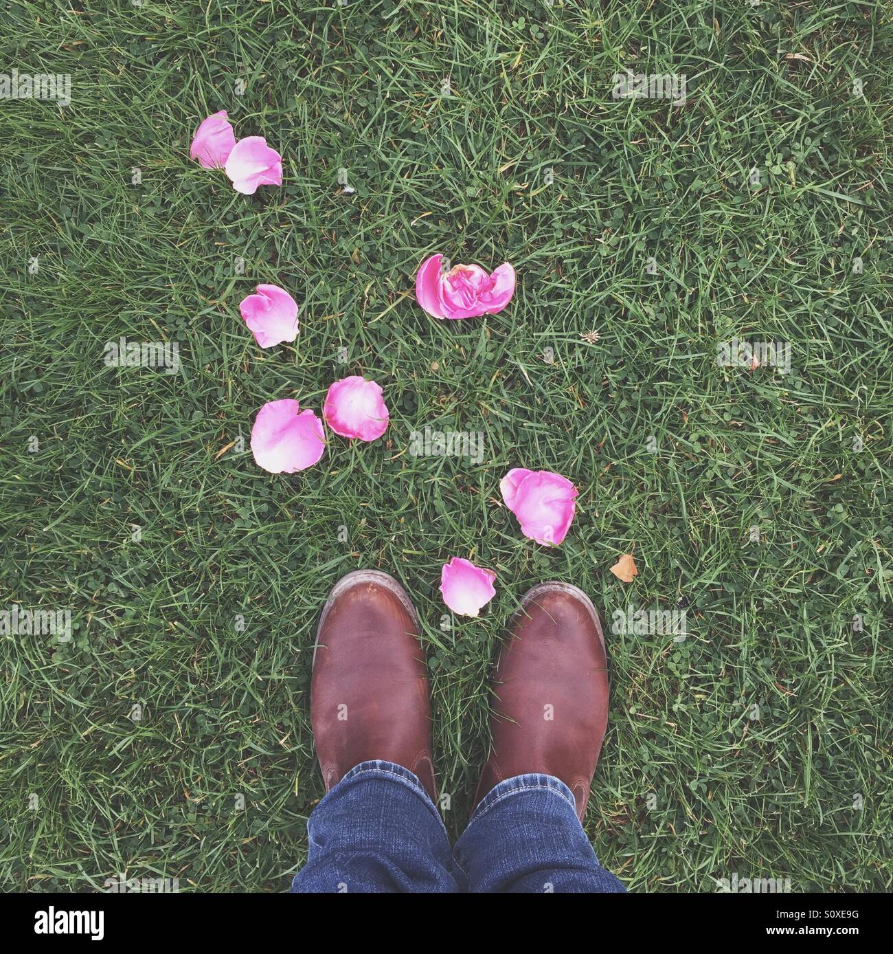 Signora con petali di rosa - Immagine stock catturata con smartphone