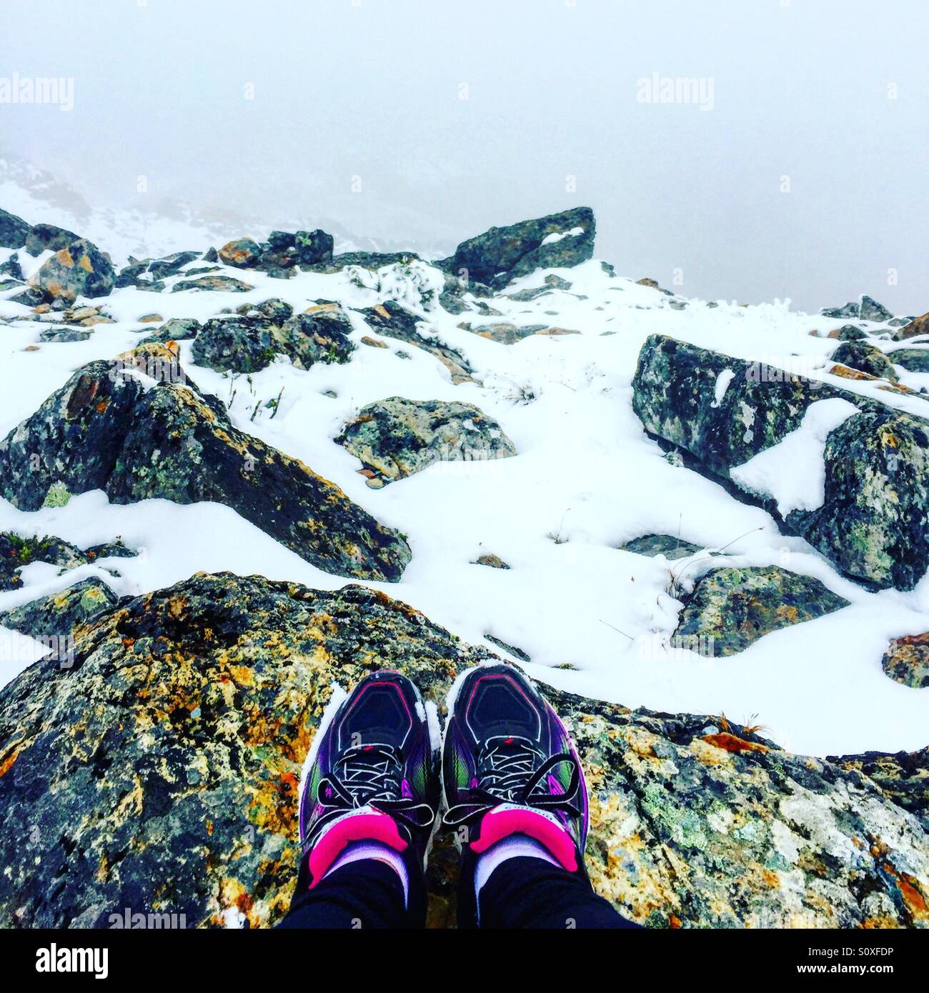 Escursionismo su una montagna innevata Foto Stock