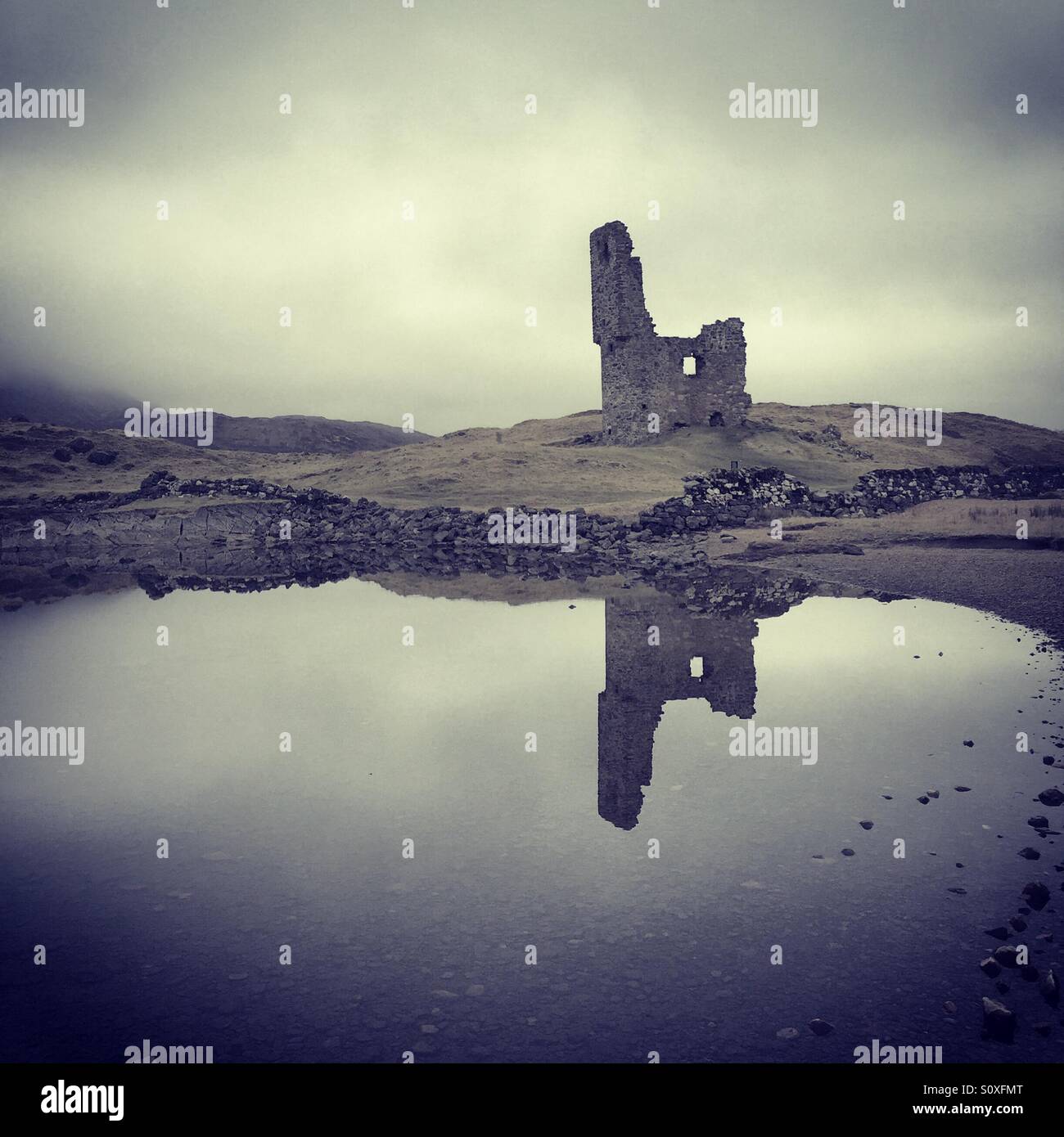 Ardveck castle, Scottish rovine del castello su un loch Riva, sul NC500 touring route. acqua cristallina riflette come uno specchio - Immagine stock catturata con smartphone