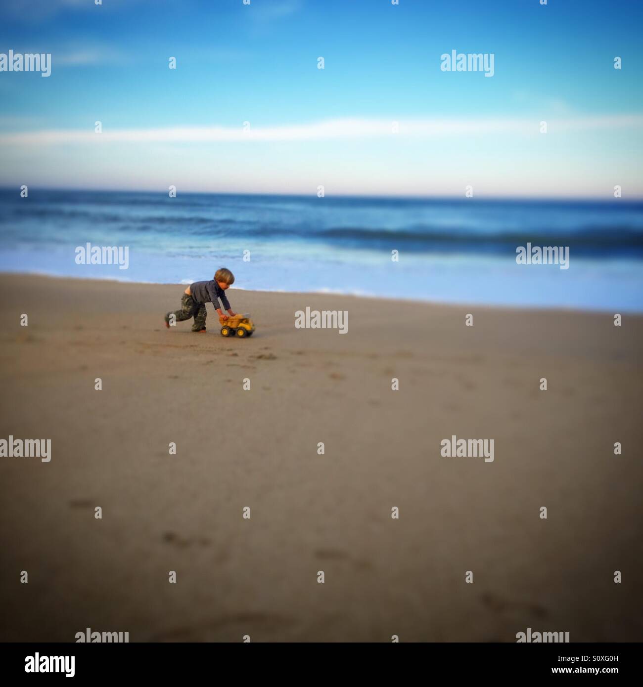 Ragazzo con la sabbia in spiaggia Foto Stock