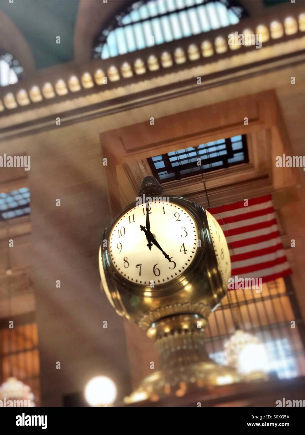 Ore 5 registrati su quattro lati orologio nel centro di Grand Central Terminal dell'atrio principale. - Immagine stock catturata con smartphone