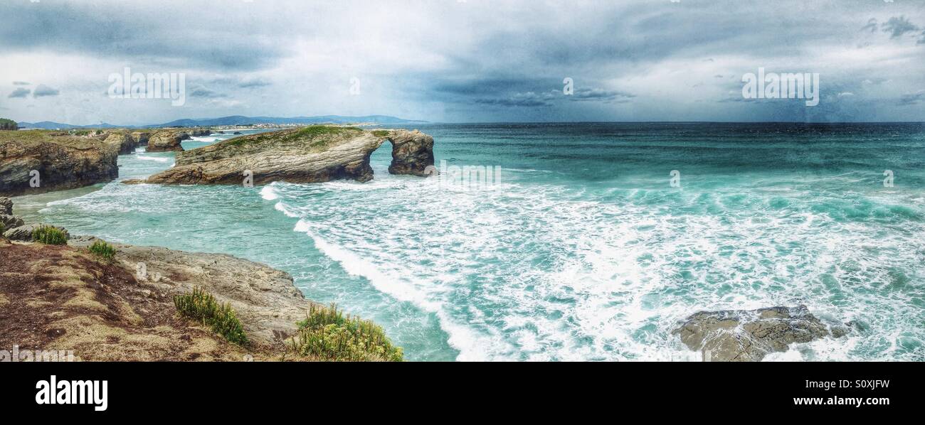 Vista panoramica della spiaggia di cattedrali a Ribadeo, Galizia - Spagna - Immagine stock catturata con smartphone