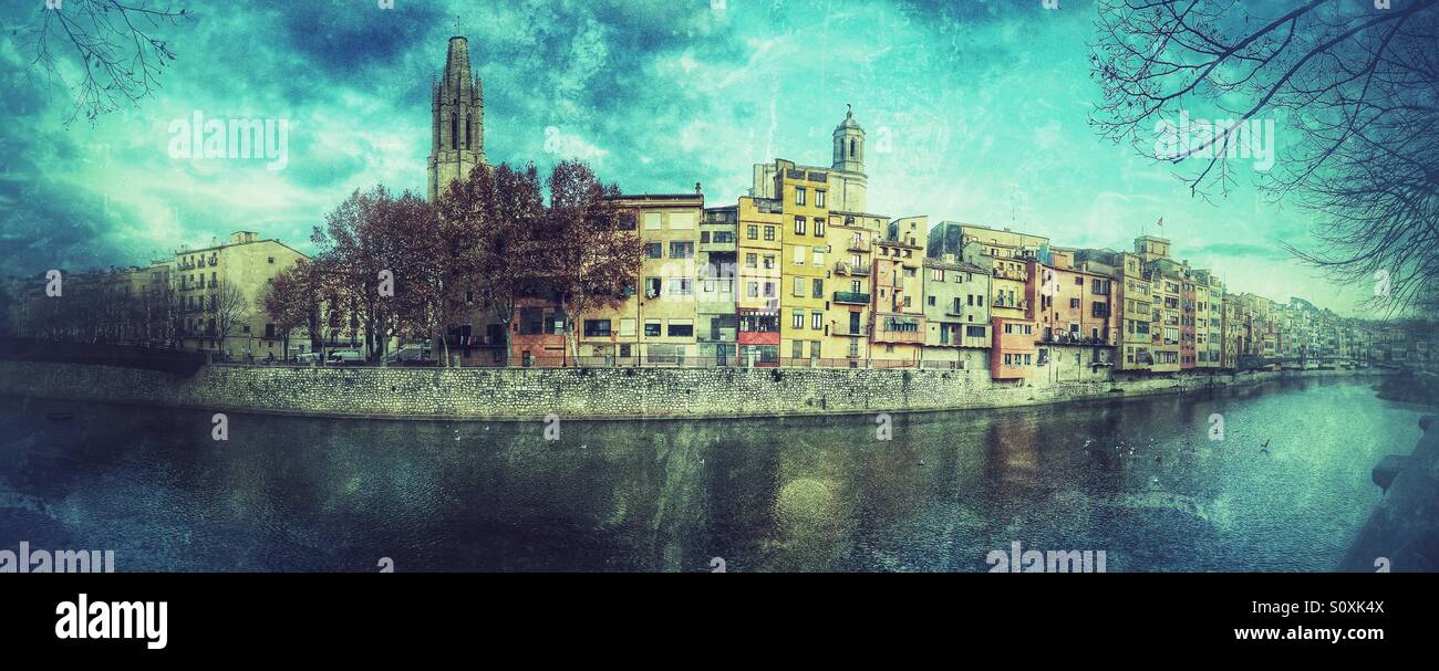 Vista panoramica della città di Girona e il fiume Onyar Foto Stock