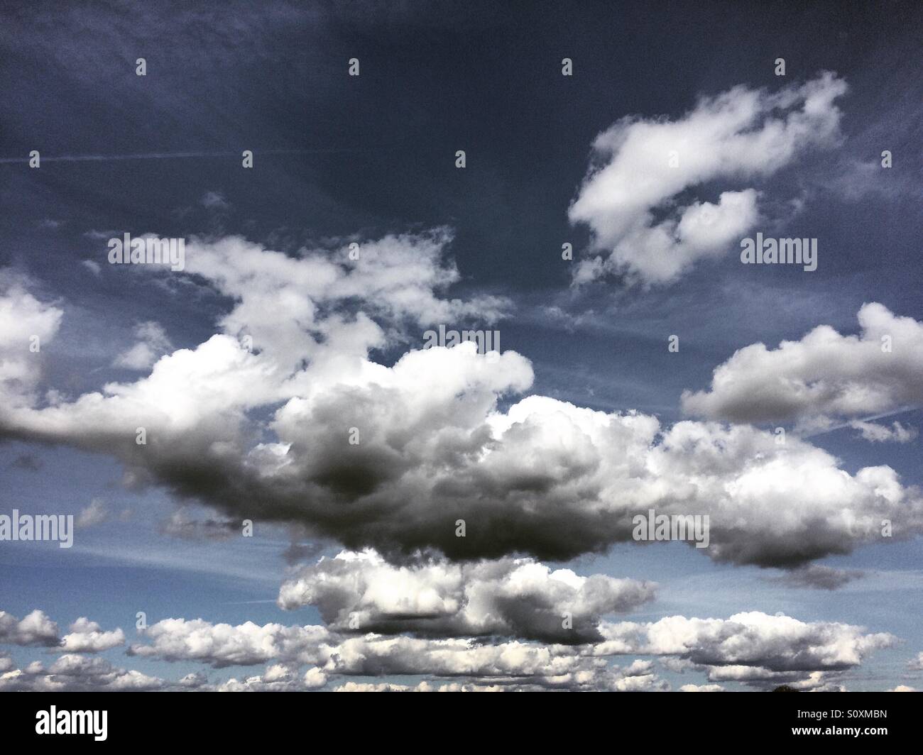 Tempo equo nubi in un luminoso cielo blu. Foto Stock