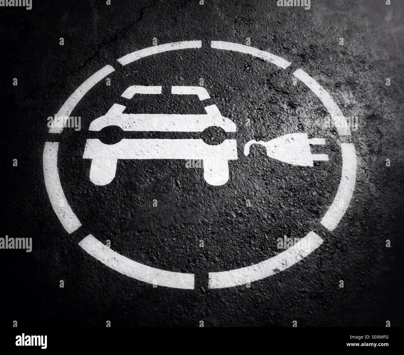 Auto elettrica segno dipinto sulla strada in bianco e nero e a colori - Immagine stock catturata con smartphone