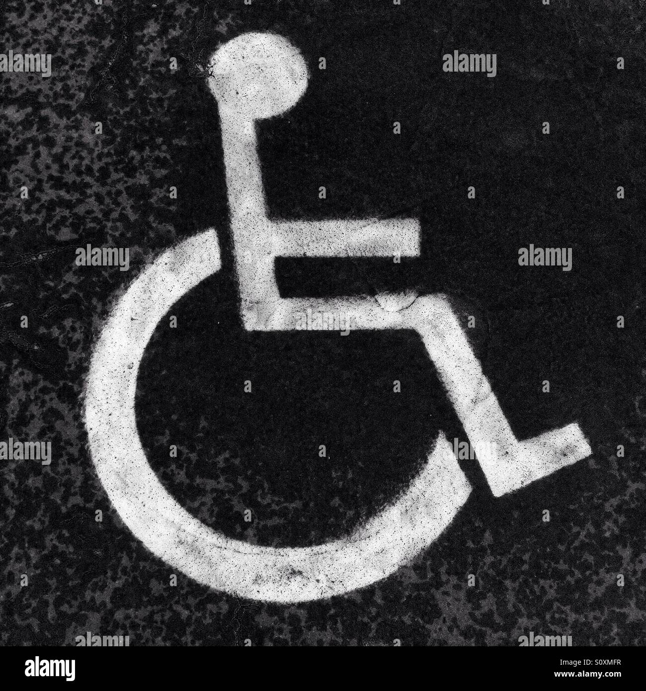 Portatori di handicap segno dipinto sulla strada nei colori bianco e nero - Immagine stock catturata con smartphone