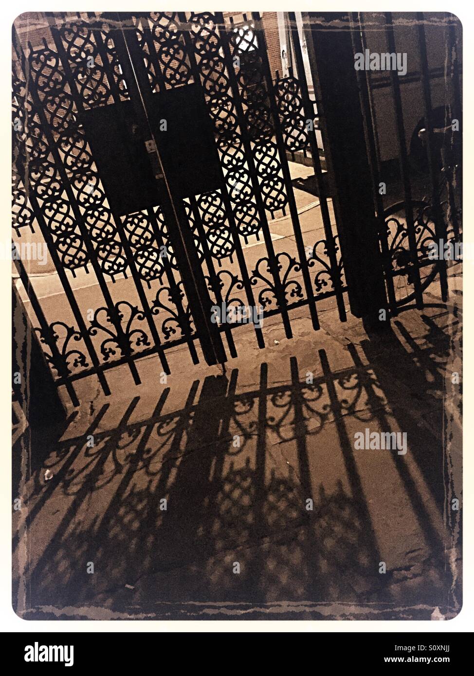 Cancelli in ferro battuto a corte Sniffen, Murray Hill, NYC. - Immagine stock catturata con smartphone