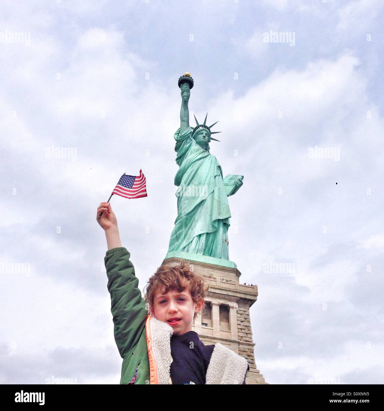 6 anno vecchio ragazzo presso la Statua della Libertà di New York City, Stati Uniti d'America. Foto Stock