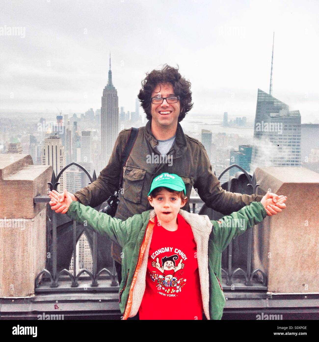 Padre e figlio nella parte superiore della roccia, Rockefeller Center di New York City, Stati Uniti d'America Foto Stock