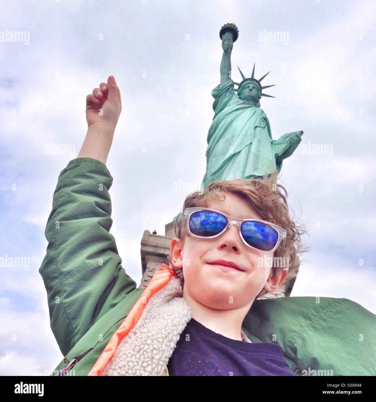 6 anno vecchio ragazzo presso la Statua della Libertà di New York City, Stati Uniti d'America. Foto Stock