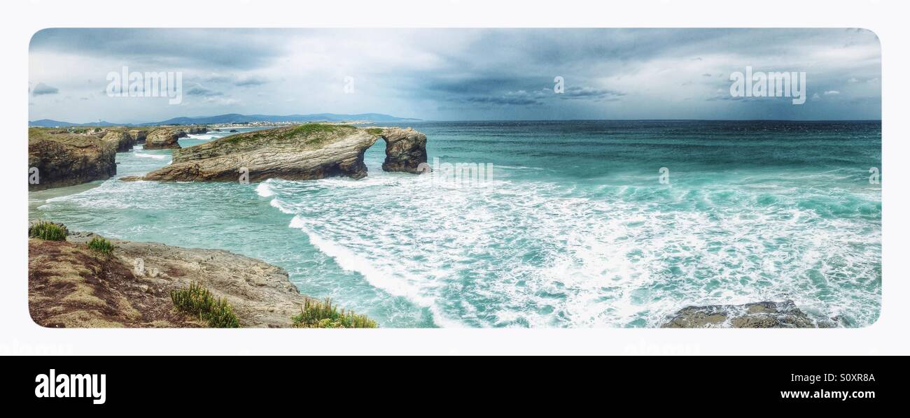 Vista panoramica della spiaggia di cattedrali a Ribadeo, Galizia - Spagna - Immagine stock catturata con smartphone