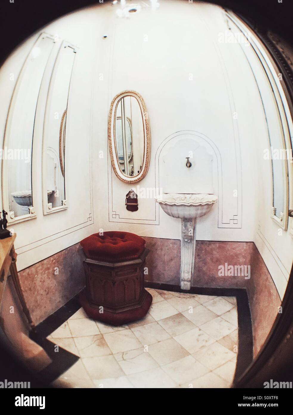 Fish Eye View di un lussuoso bagno vintage Foto Stock