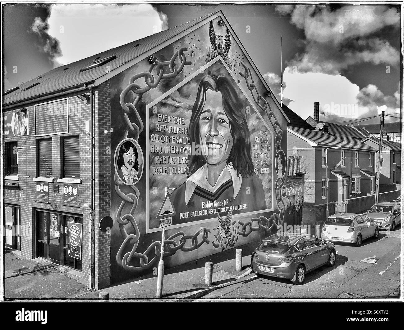 Bobby Sands Memorial, murale dipinto sulla parete di frontone del Sinn Fein Headquarters Building in Falls Road Area della parte occidentale di Belfast, Irlanda del Nord. Credito foto - © COLIN HOSKINS. Foto Stock