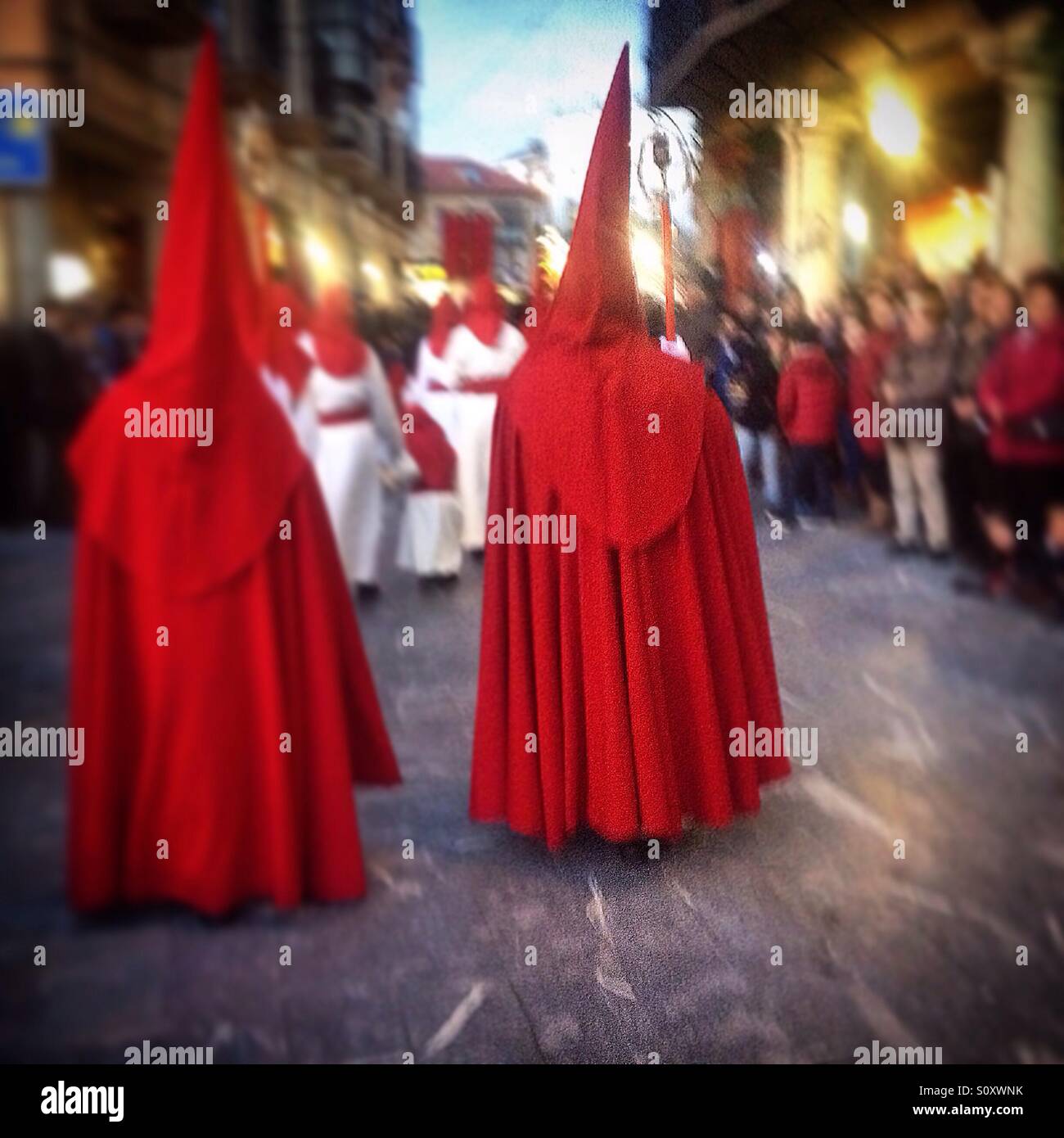 I penitenti che indossa red mantelli e cappe appuntita durante pasqua settimana santa a Astorga, Maragateria, Leon,Spagna Foto Stock