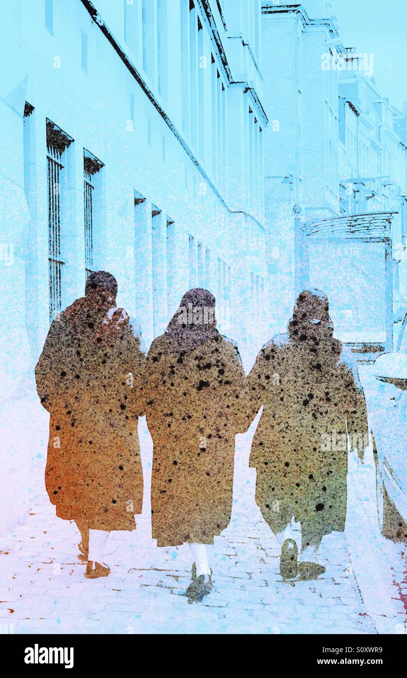 Le donne musulmane a camminare in una strada - Immagine stock catturata con smartphone