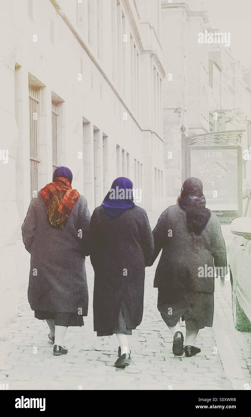 Le donne musulmane a camminare in una strada - Immagine stock catturata con smartphone