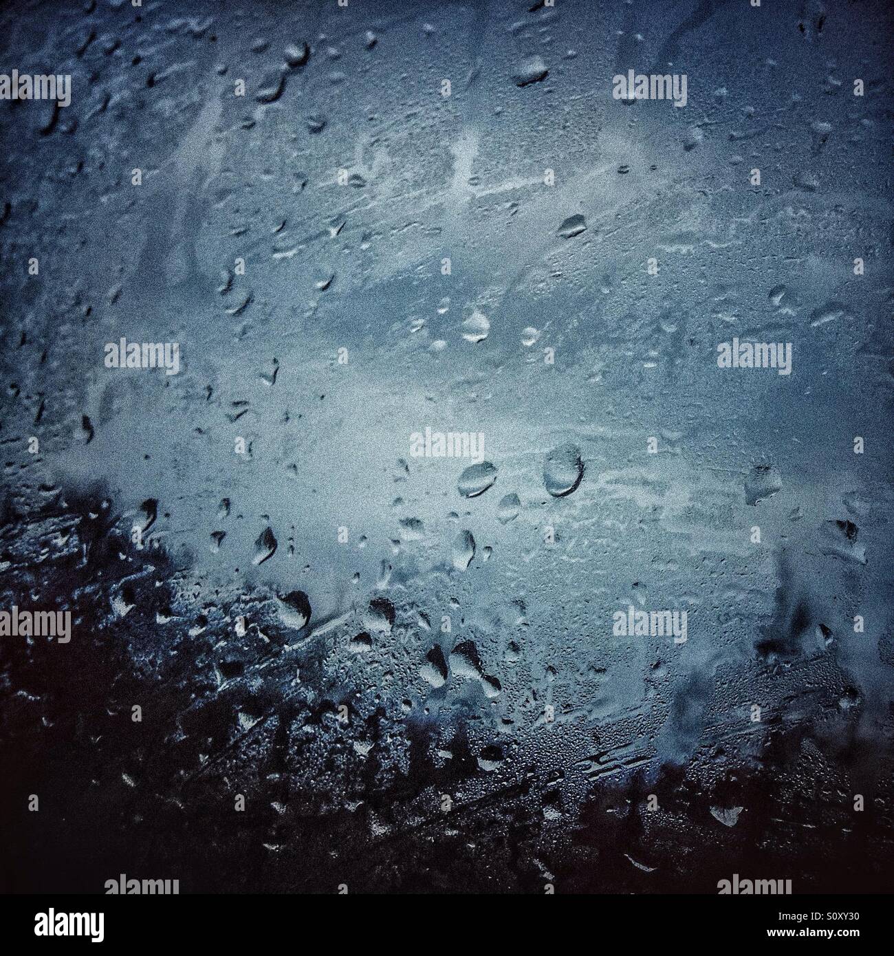 Abstract gocce di acqua su un vetro di un finestrino. - Immagine stock catturata con smartphone