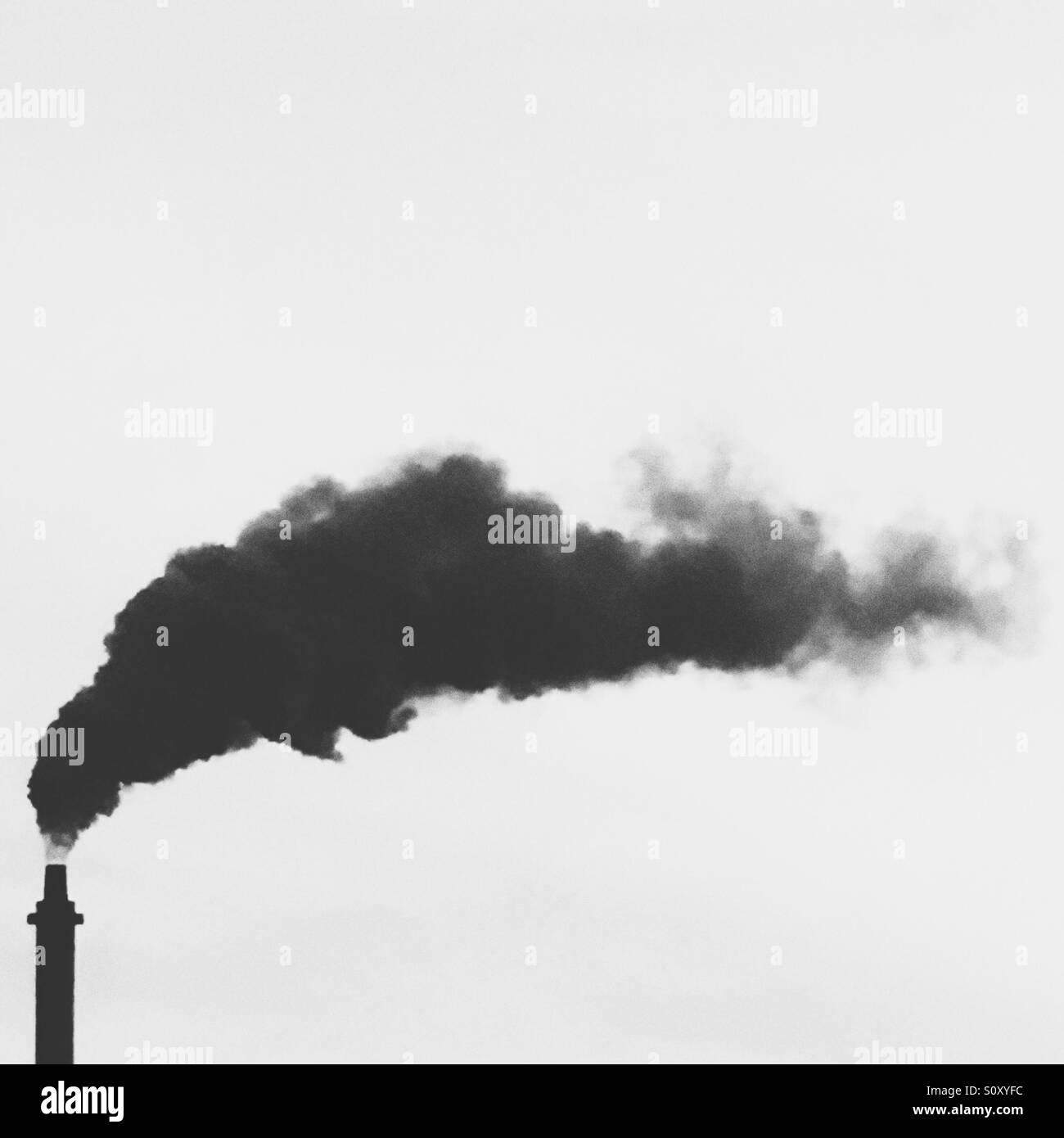Alto contrasto immagine in bianco e nero di fumo industriale stack. Foto Stock