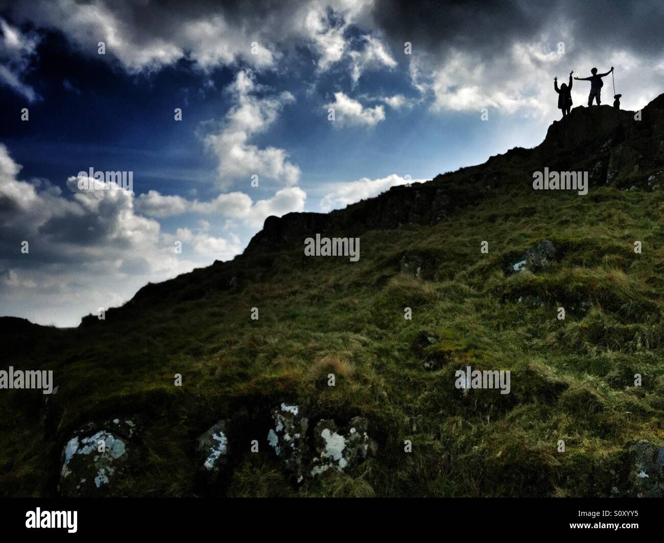 Due bambini e il loro cane posano per una fotografia dopo la scalata di un alto punto del Muro di Adriano in Northumberland in Inghilterra 2016. Foto Stock