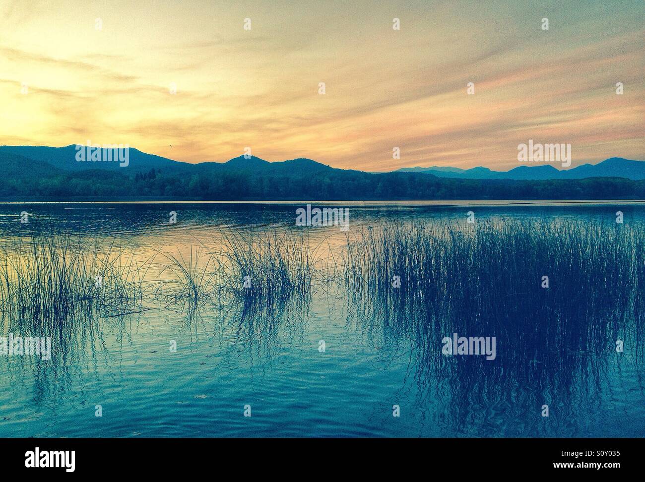 Tramonto sul lago di Banyoles in Girona, Spagna - Immagine stock catturata con smartphone