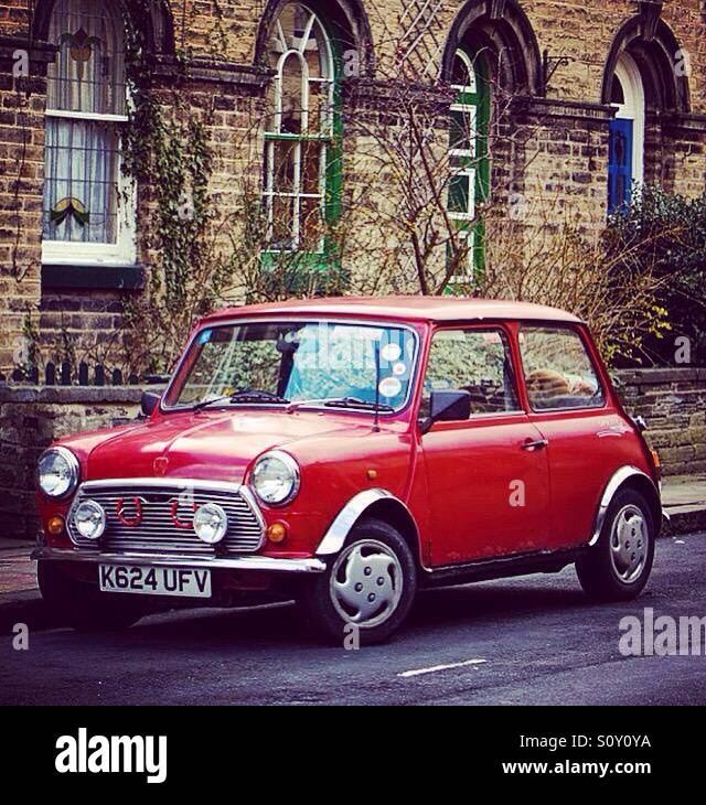 Vecchia auto Mini, in Saltaire, Bradford, West Yorkshire. - Immagine stock catturata con smartphone