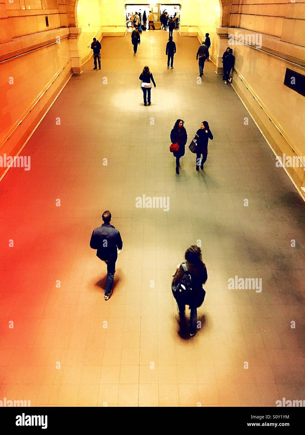 I viaggiatori sposta su una rampa in Grand Central Terminal, New York City, Stati Uniti d'America - Immagine stock catturata con smartphone