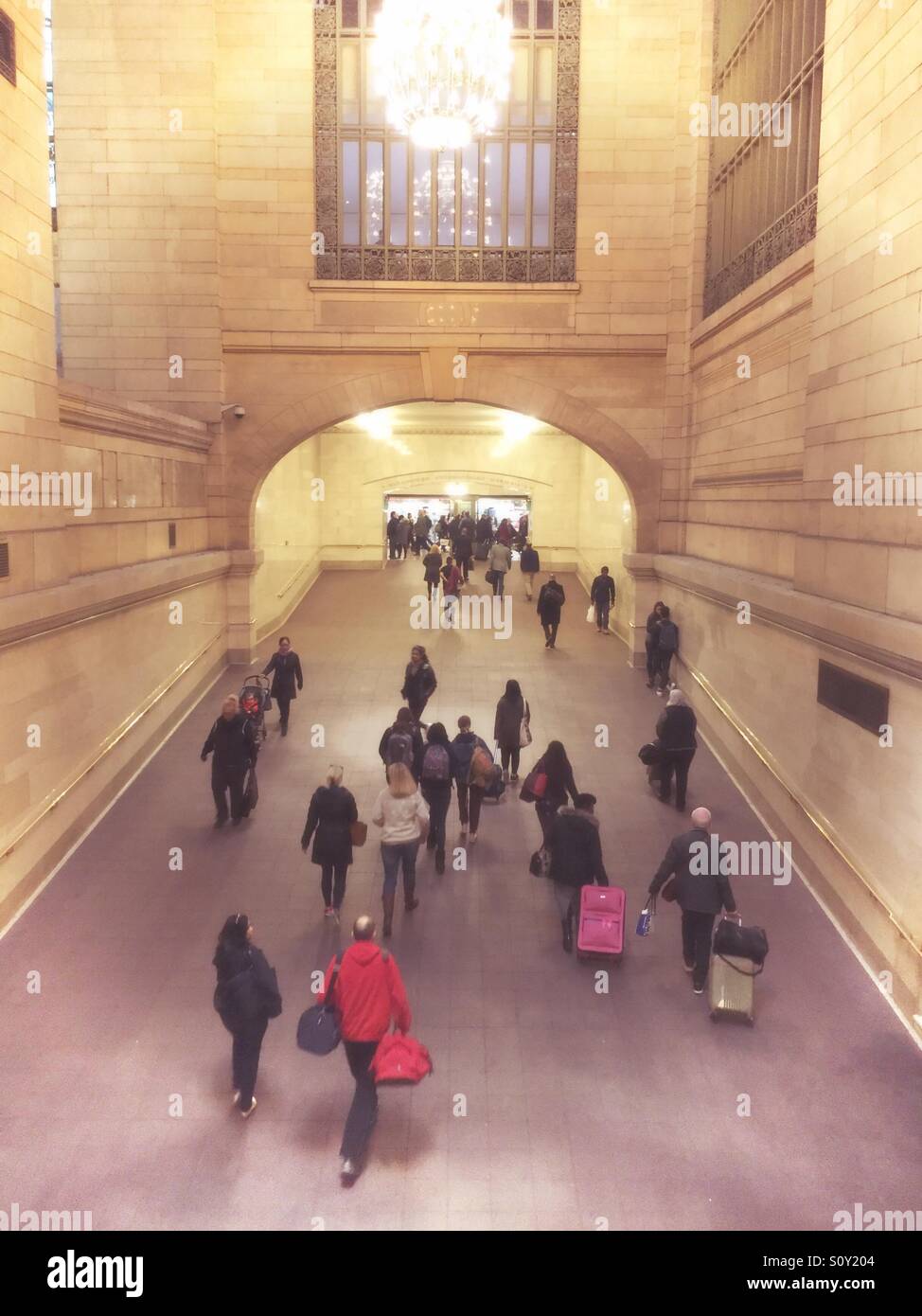 I viaggiatori con bagaglio spostare di un passaggio, Grand Central Terminal di New York City. - Immagine stock catturata con smartphone