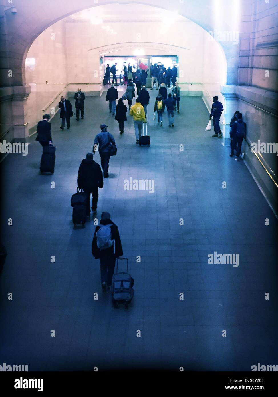 I viaggiatori file rampa fino al Grand Central Terminal di New York City - Immagine stock catturata con smartphone