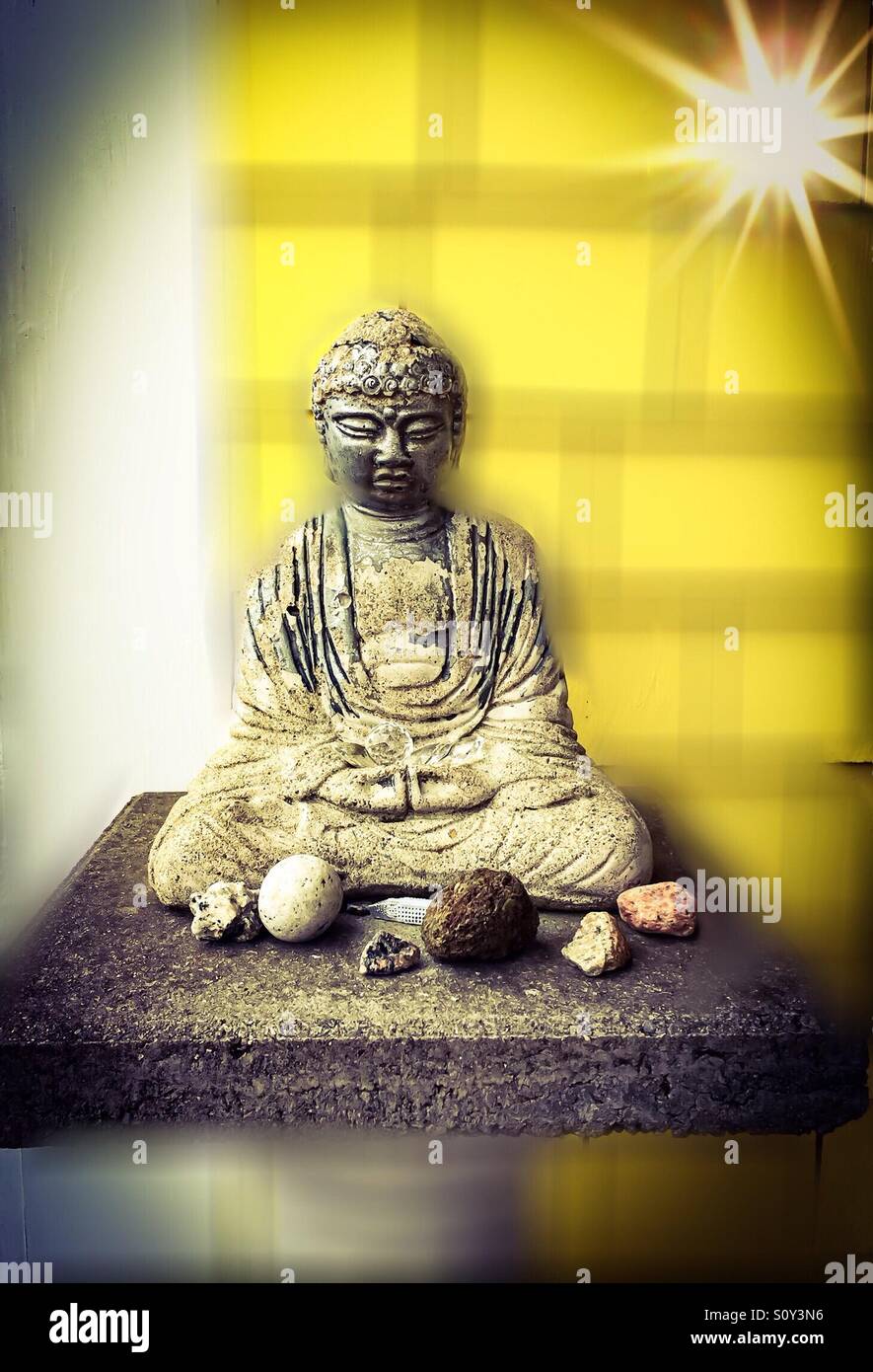 Buddha illuminato. Un'icona personale fuori casa, Canada. Pietre piccole. Simbolo di illuminazione. Foto Stock
