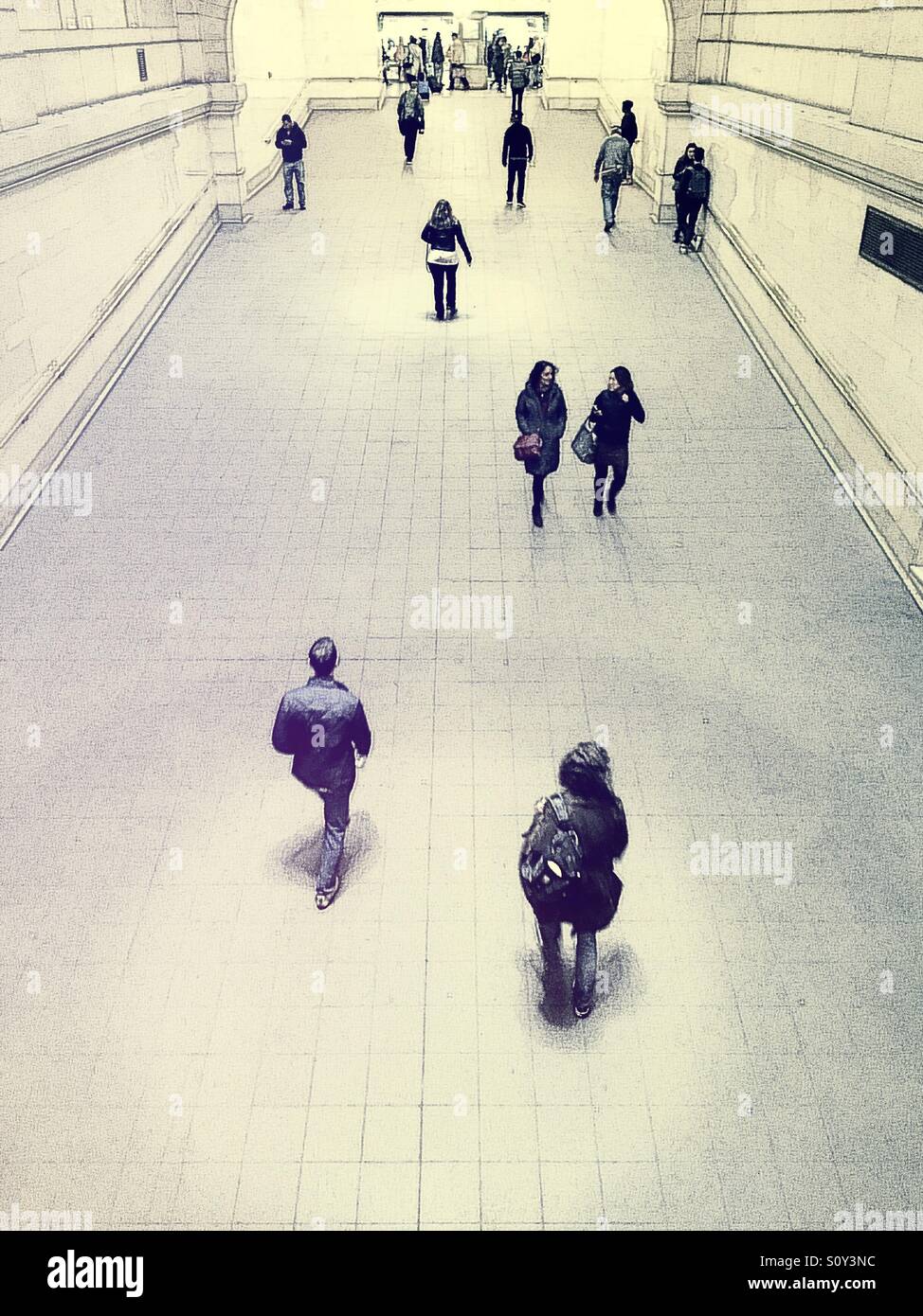 I viaggiatori si muovono di un passaggio in Grand Central Terminal, New York City, Stati Uniti d'America - Immagine stock catturata con smartphone