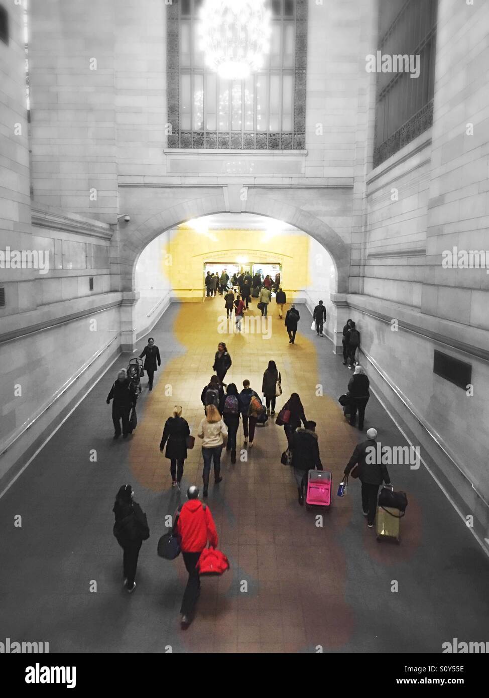 I viaggiatori con bagaglio spostare di un passaggio in Grand Central Terminal, New York City, Stati Uniti d'America - Immagine stock catturata con smartphone
